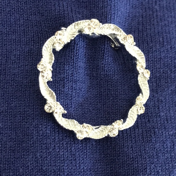 Pretty Vintage Silvertone GERRY'S Clear Rhinestone Round Wreath Brooch Pin - Picture 8 of 9